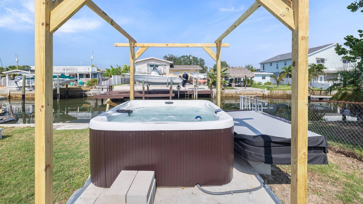 Hudson Beach Estates House | New Listing Promo Waterfront 2BR Jacuzzi, Private Dock, Gulf Access, Dogs OK, Open for Scalloping!