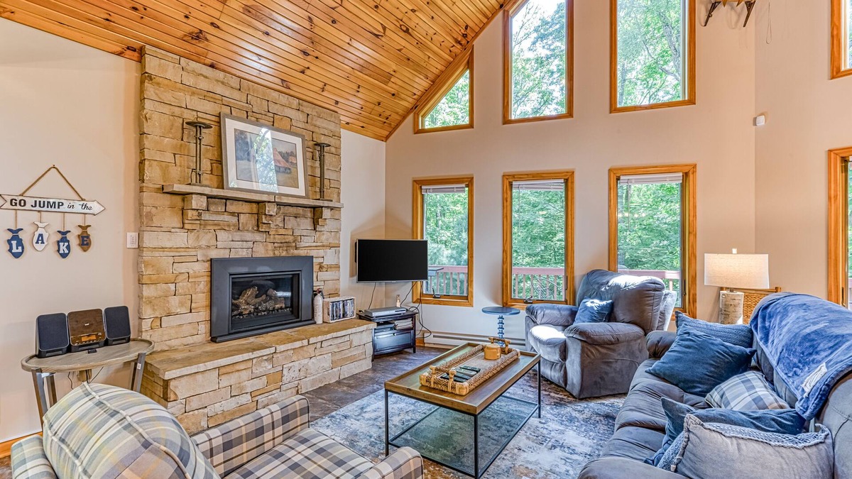 North Glade Hills Ski Chalet | New listing! Quiet Home w/ Hot Tub, Fireplace, Ping-Pong, Foosball, & Free WiFi!