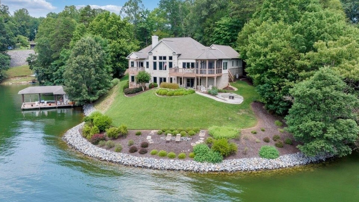 Moneta House | NEW LISTING! Secluded 5br Lakefront Oasis with Dock+Firepit+Kayaks- Sleeps 18
