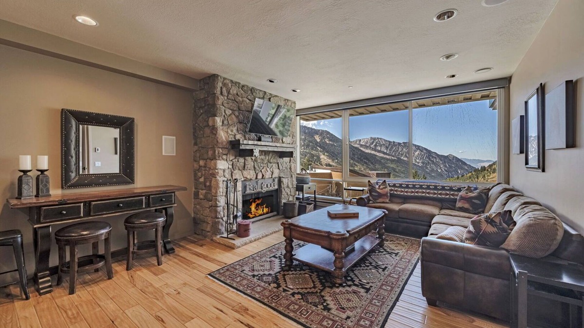 Salt Lake Mountain Resorts Condo | New Listing! Ski in/Ski out to Snowbird in Beautiful Two Bedroom with Stunning Views