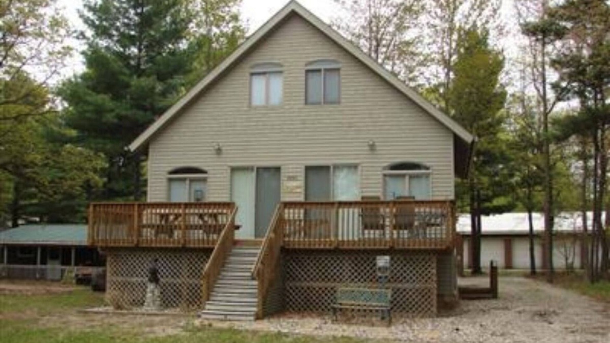 Silver Lake Cottage | New Listing! Sleeps 15+. Spacious Cottage close to Silver Lake