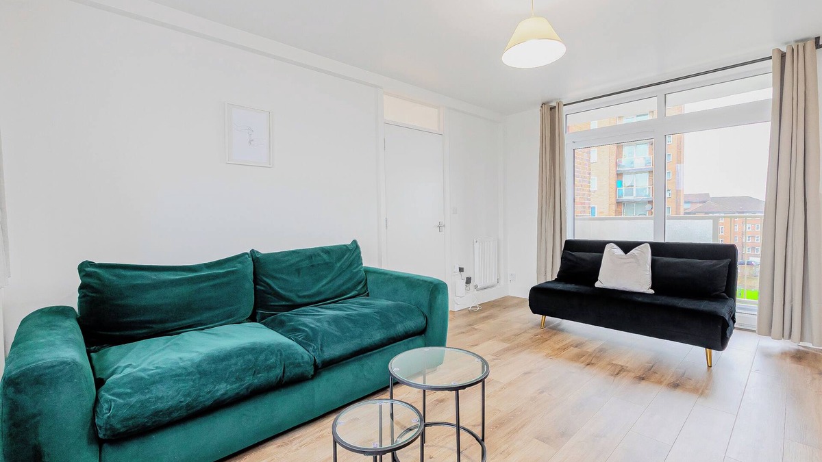 Seven Sisters Apartment | New Listing! Spacious 2BR, North London 2 minutes to Tube Station