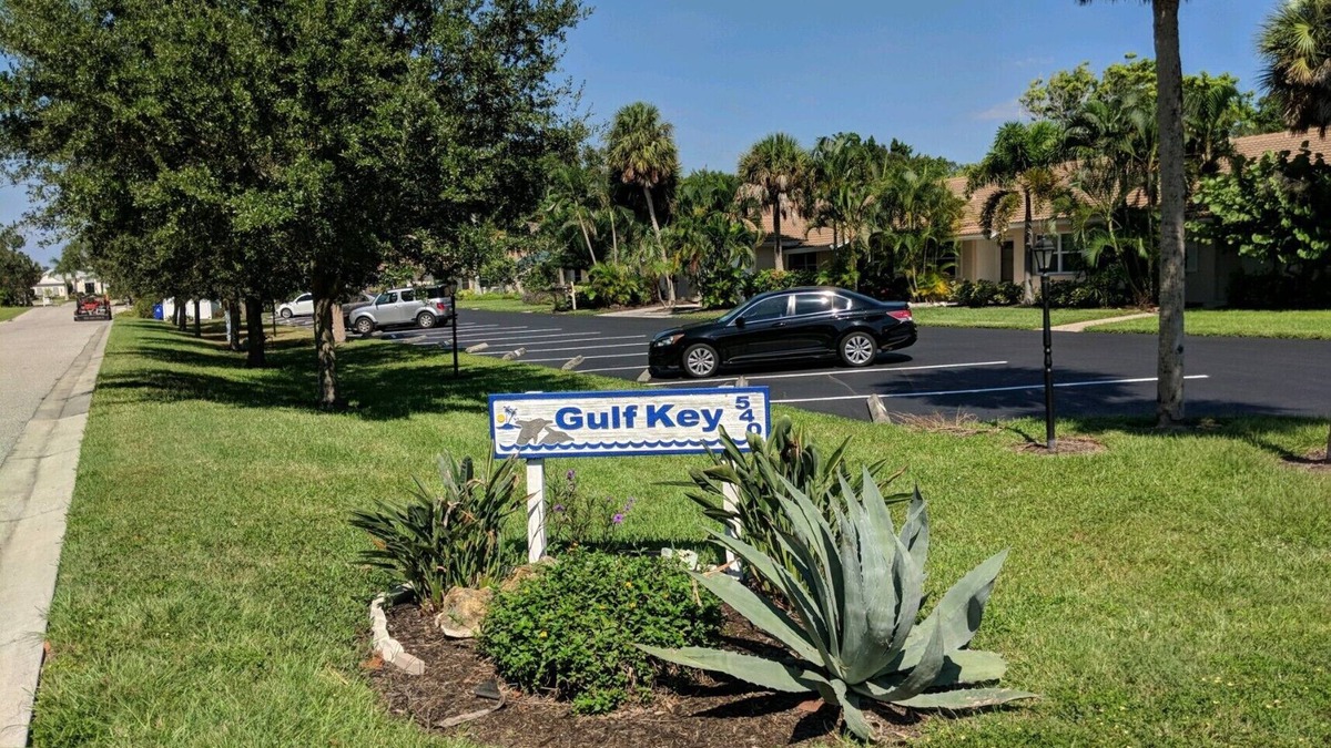 Longboat Key Villa | New Listing: Sun, Sea Breeze & Seagulls – The Ultimate Beach Location