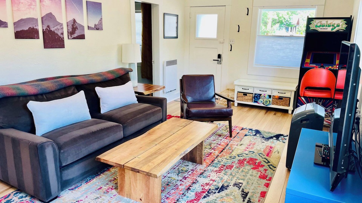 River West House | New Listing! The Best Walkable Location + Cozy, Historic Charm. Old Bend Cutie!