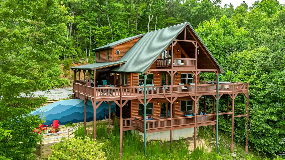 Mineral Bluff Cabin | *New Listing* The High Life Long range views of the Blue Ridge Mountains