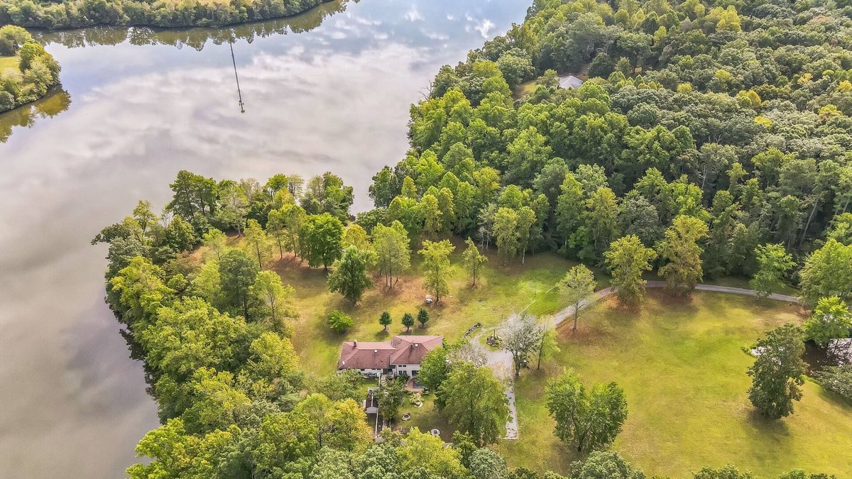 Orange Villa | NEW LISTING! Tranquil Lakefront Villa Retreat on Lake Orange by RedAwning