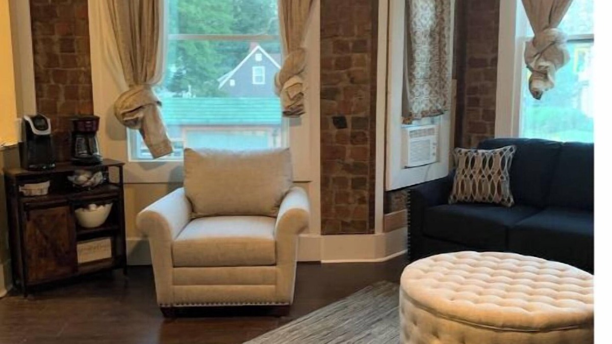 Bloomington Apartment | New Listing! Updated lovely one bedroom apartment!n