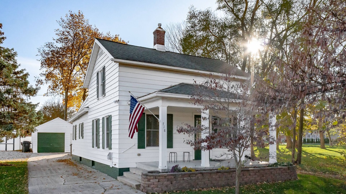 Northeast South Bend House | NEW LISTING! Walking distance to Notre Dame, 3BR - 1.5BA House. Go Irish ☘️💙☘️