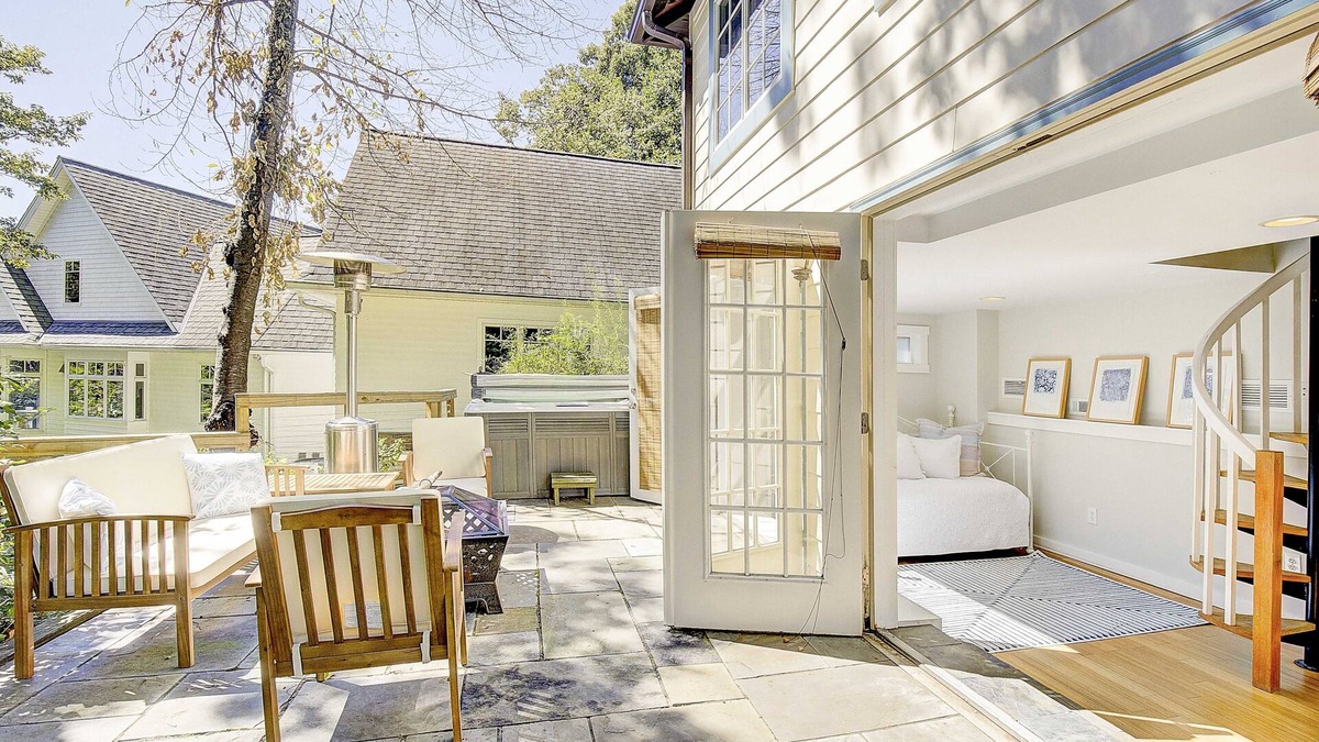 Epping Forest Cottage | NEW LISTING! Waterfront cottage, hot tub, fire pit, gated community, pier, kayak