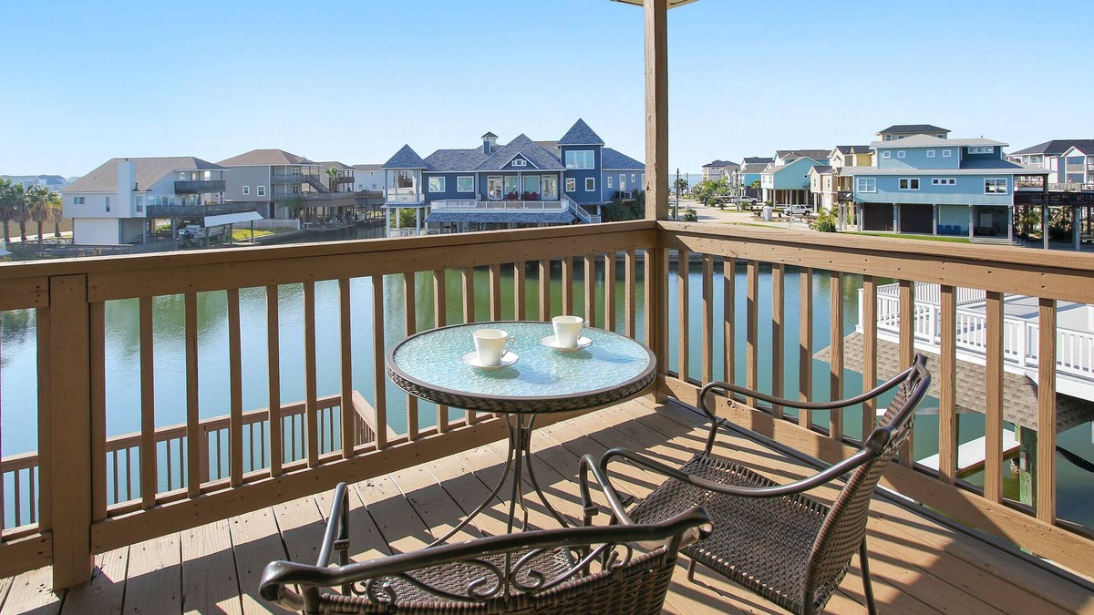 Galveston House | New Listing! Waterfront Home on Tiki Island, Only 5 Miles to Galveston-Tiki Retreat