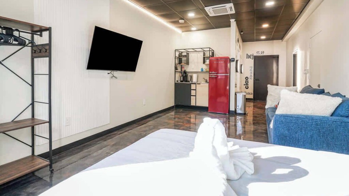 North Oakland Apartment | *New* Loft 3 min to CMU, Pitt Sleeps 4