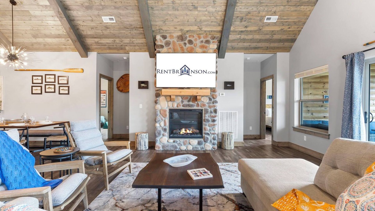 Branson Theater District House | New Log Cabin, Free Local Attraction Tickets Daily, Ozark Views, Cmty Amenities!