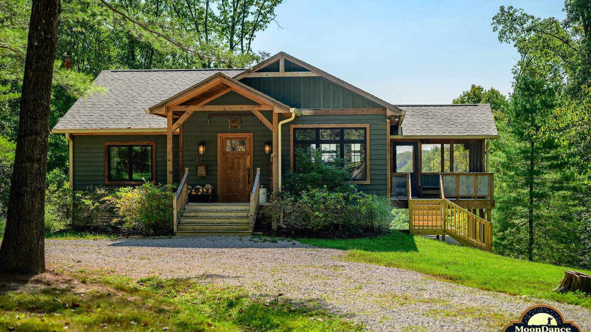 Gnaw Bone Cabin | New log cabin on 52 acres, pet-friendly!