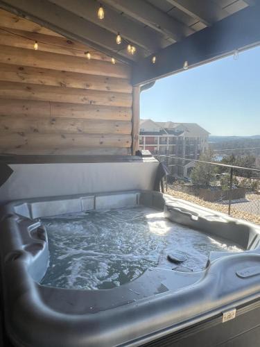 Table Rock House | New Log Cabin with Ozark Sunset Views, $400 Daily Activities Included, Pickleball