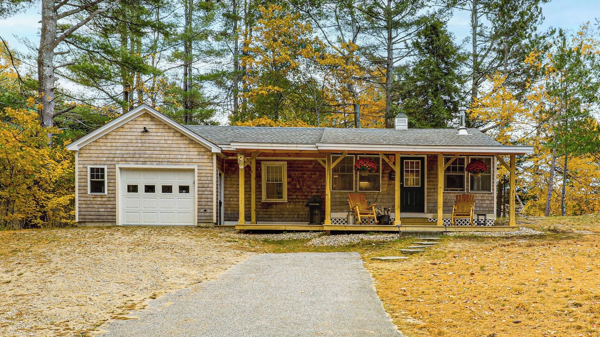 New London Cottage | New London Cottage w/Grill, Lake & Beach Access