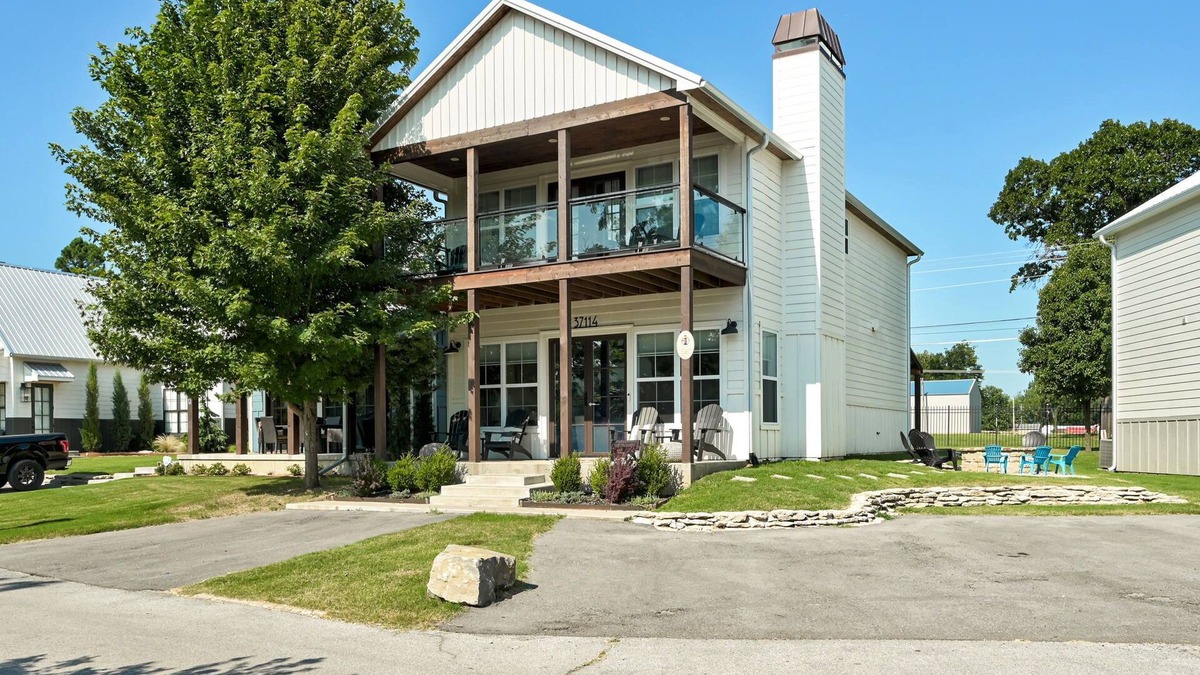 Vinita House | New low prices! Hot tub, pool, boat docks!