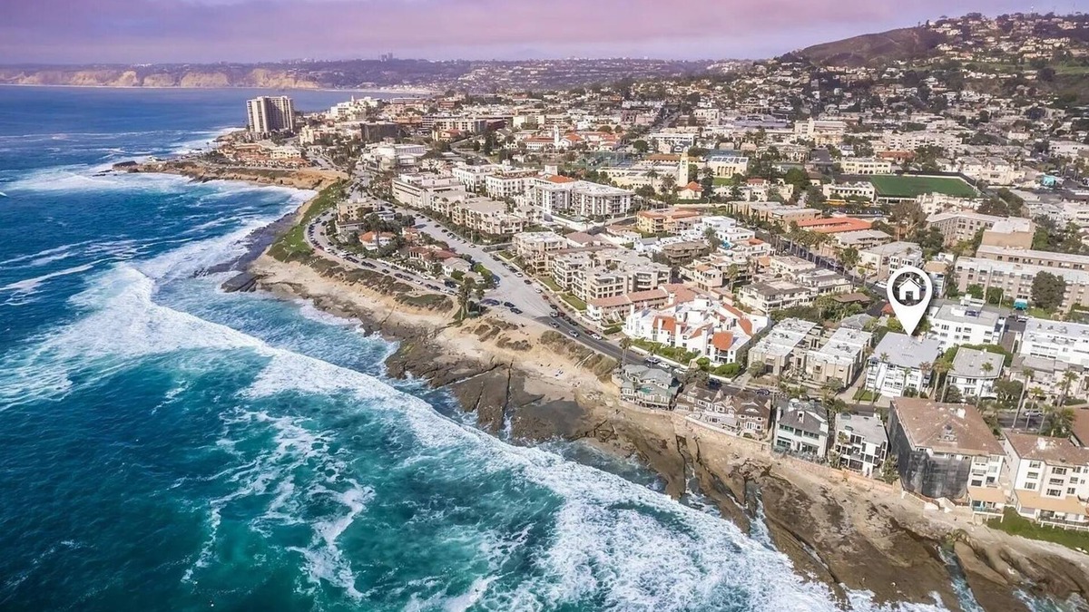 Village of La Jolla Condo | New lower rates amazing 1 bd condo - Walk to beach and village.