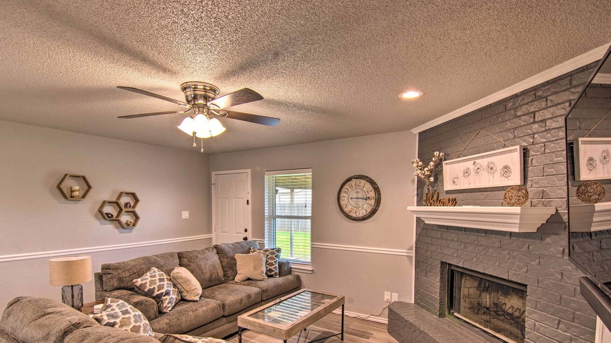 Lubbock House | NEW! Lubbock Home w/ Backyard - 6 Mi to Texas Tech