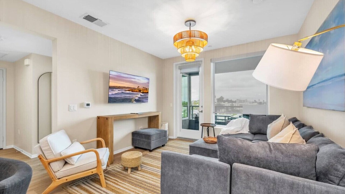 Normal Heights Apartment | NEW Lux North Park Gem~King Beds~Workspaces~Parking~Central Location!
