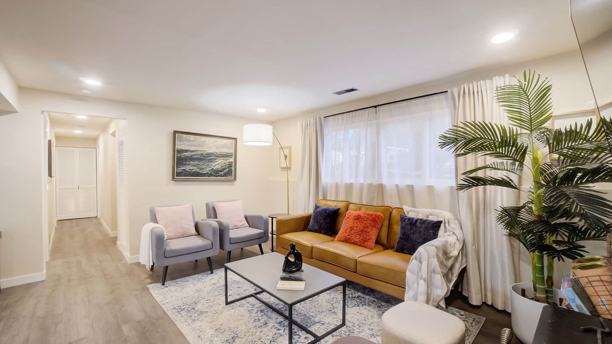 Northeast Bellevue House | NEW Luxe 2 Kings w firepit, yard, patio & pong Seattle East mins to DT Bellevue