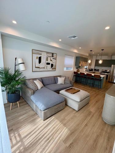 Sherman Oaks Apartment | New Luxe 3B 3Bath Townhouse