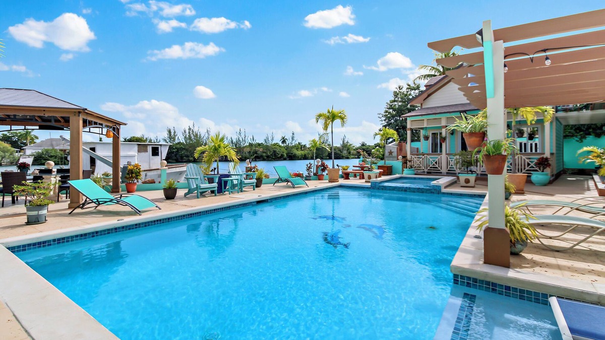 Nassau Cottage | NEW LUXE Canal-Front Cottage in THE BAHAMAS!