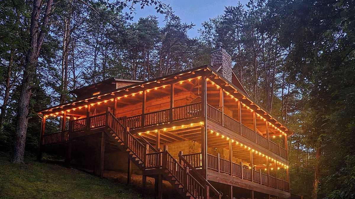 Logan Cabin | NEW! Luxe Dog-Friendly Cabin~Hot Tub~Game Room