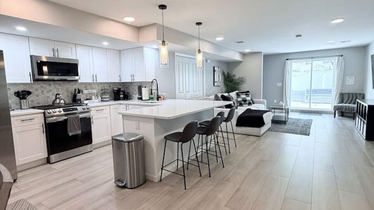 Communipaw House | New luxurious 3 BR 2.5BA Duplex W/Backyard