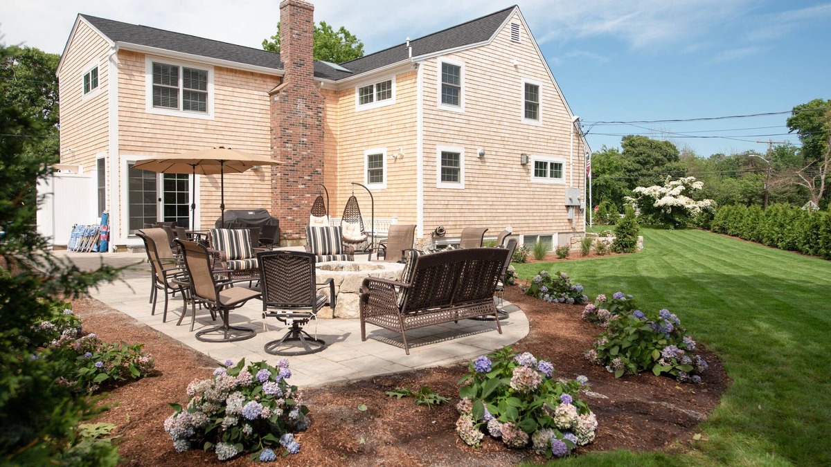 Dennis House | New Luxurious 4000 SF 6 Bedroom*Mayflower Beach *sleeps 18* park for 10 cars