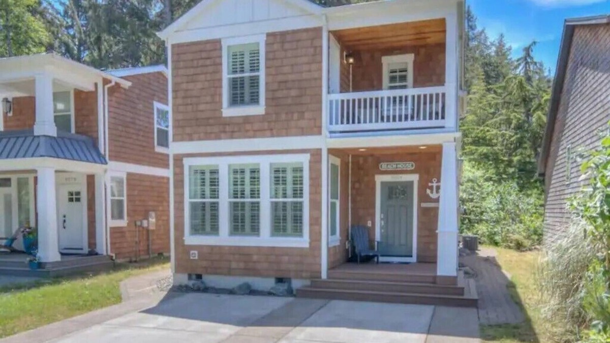 Rockaway Beach House | NEW Luxurious family-friendly coastal home w/beach access. Dogs allowed!