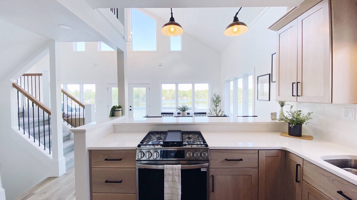 Brimfield House | [New!] Luxurious Lake Front Getaway!