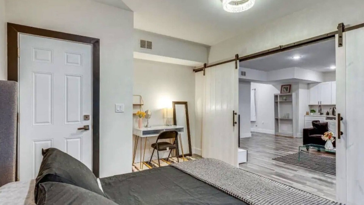 West Side Condo | New Luxury 1Bdr Apt. Free Parking & Private Backyard
