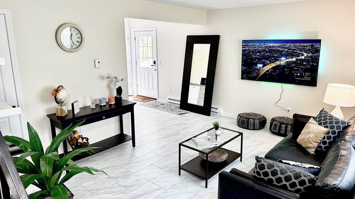 Latham House | NEW Luxury 2 bedroom Near Airport and I-87 highwayn