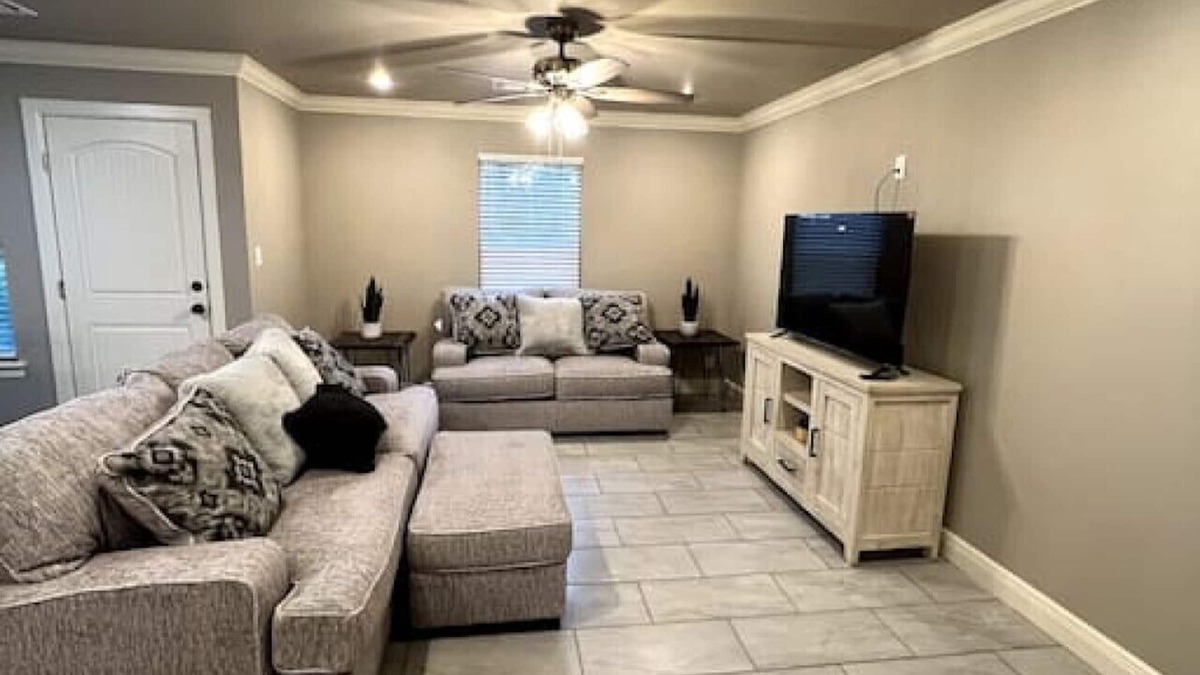 Uniontown House | New Luxury 3 Bed 2 1/2 Bath Duplex