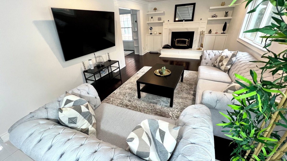 Fisherville House | *NEW Luxury 4 Bdrm Home w Pool Table & Jaccuzi