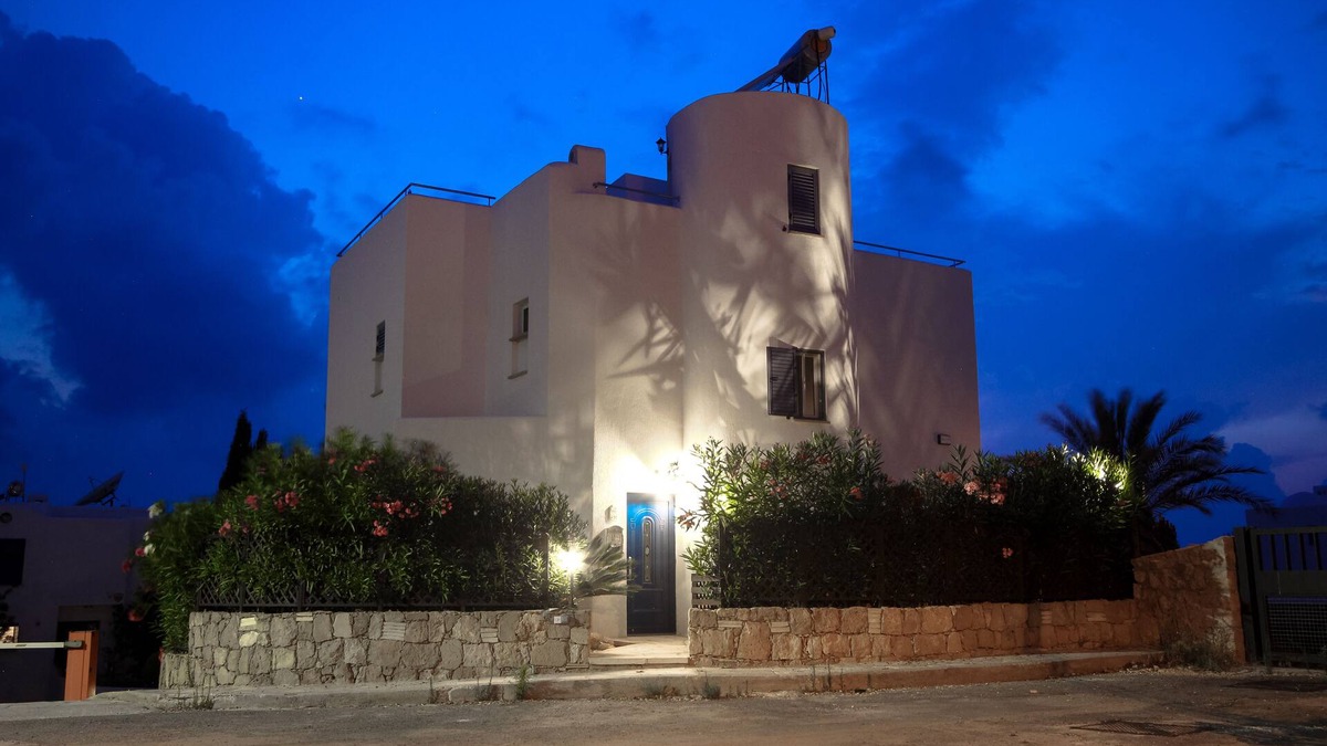 Chlorakas Villa | NEW! Luxury 8 bed villa with magnificent roof terrace, 100m from the sea.