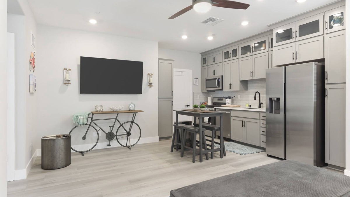 Rocklin House | New Luxury Attached- 1 BR Guest Suite, w/Kitchen, Pvt