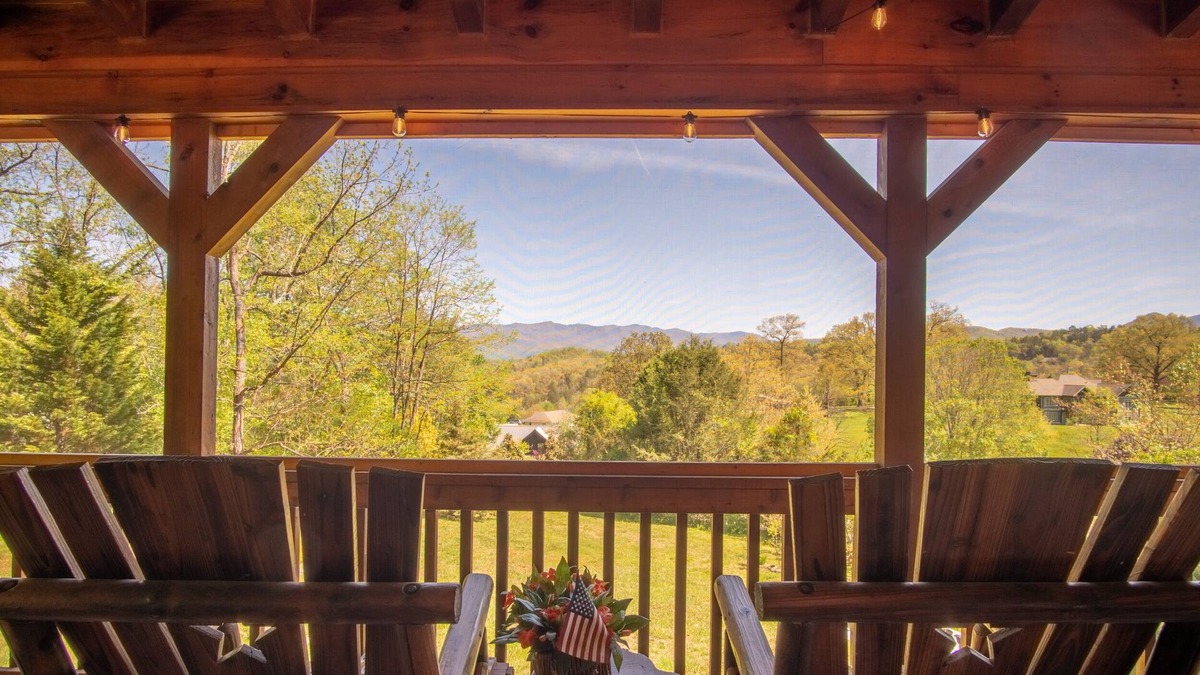 Sylva Cabin | NEW! Luxury cabin close to all amenities, hiking, fishing, kayaking, & workspace!