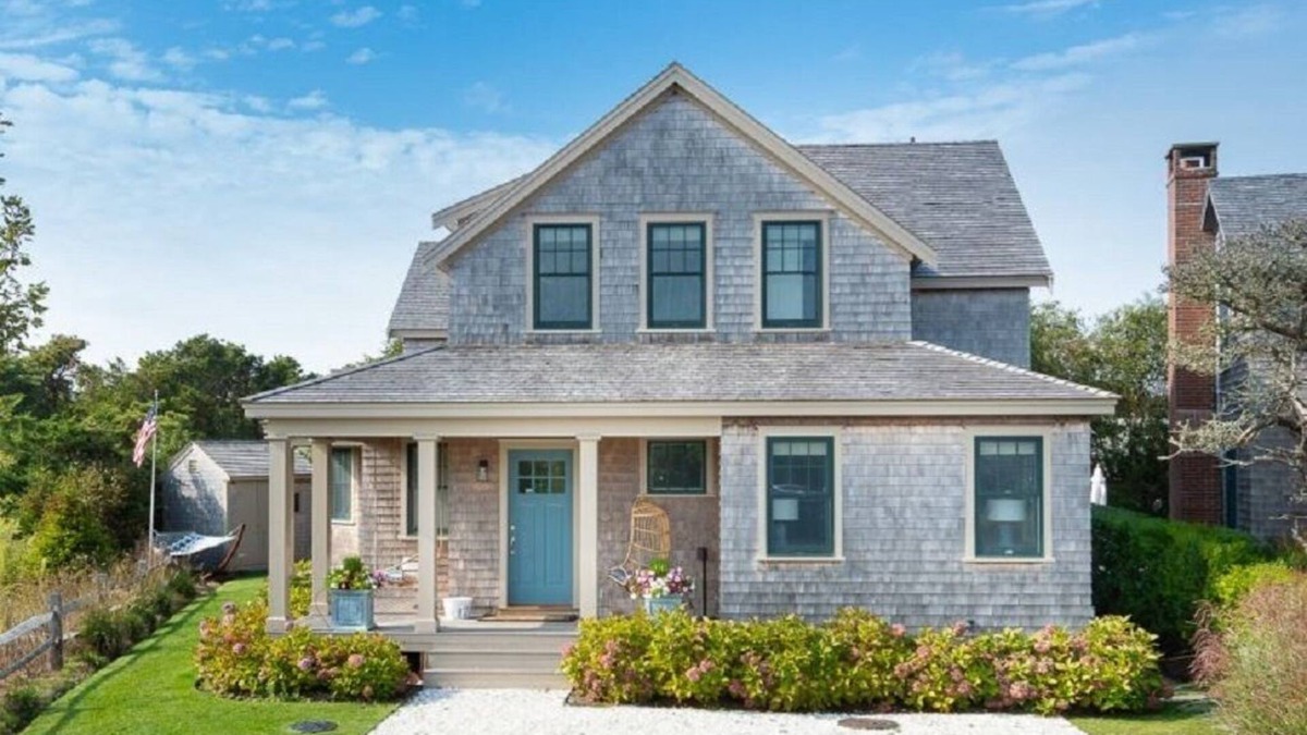 West of Town House | New Luxury Home in Cisco/Miacomet Area
