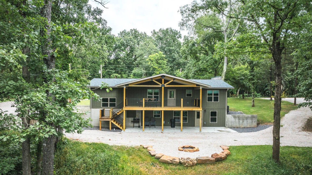Steelville House | *NEW* Luxury Home overlooking Meramec River w Game Room, Private River Access