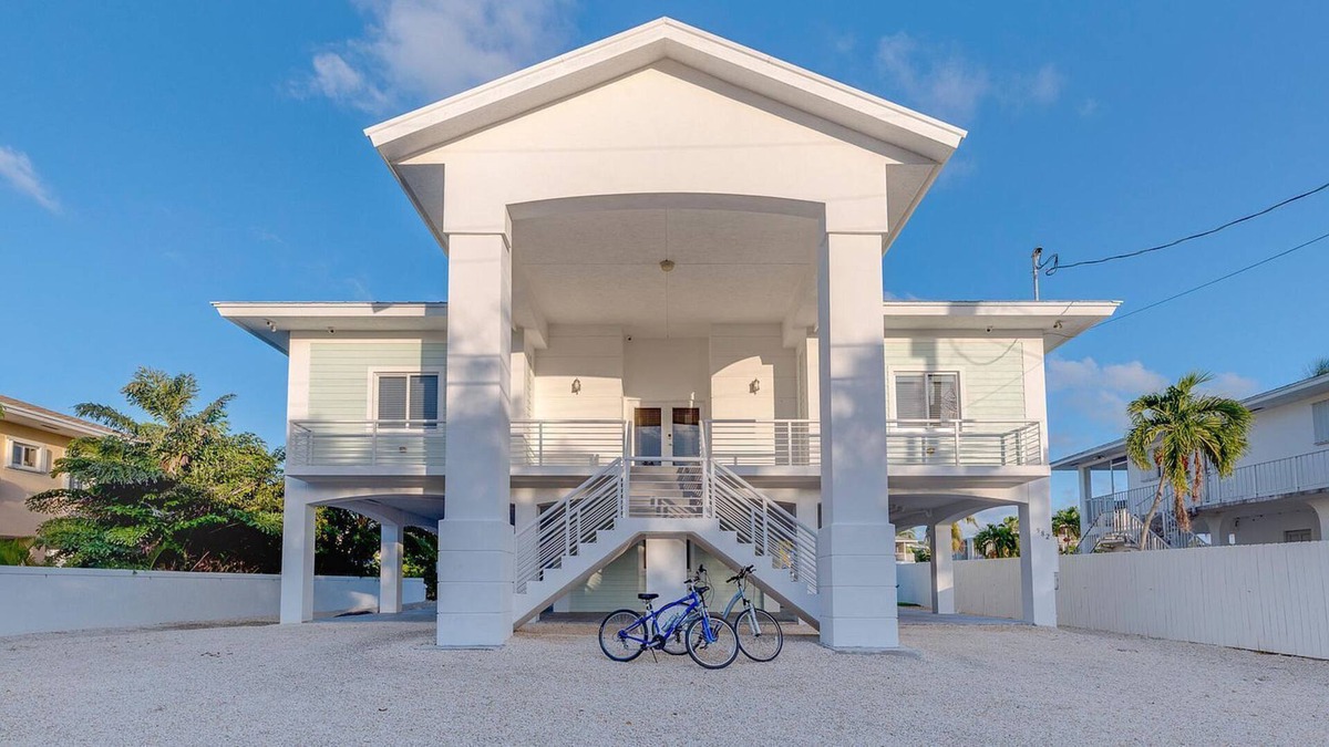 Twin Lakes House | NEW LUXURY HOME WITH 60 BOAT DOCK AND POOL