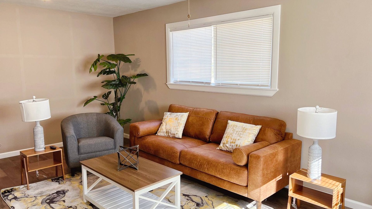 Orange House | New Luxury I King Bed I 4br & 2ba Whole House in Central Orange
