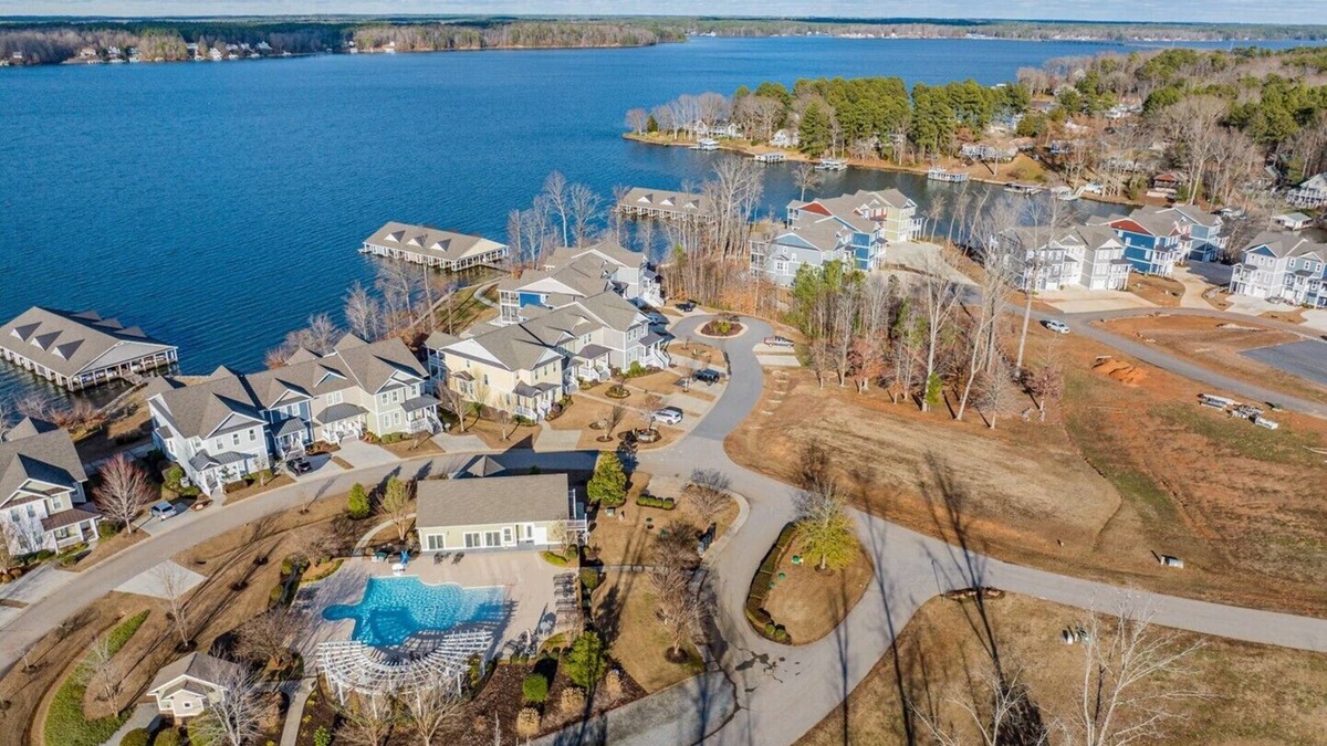 Littleton Condo | NEW Luxury l Main Lake l Pool Access l Elevator