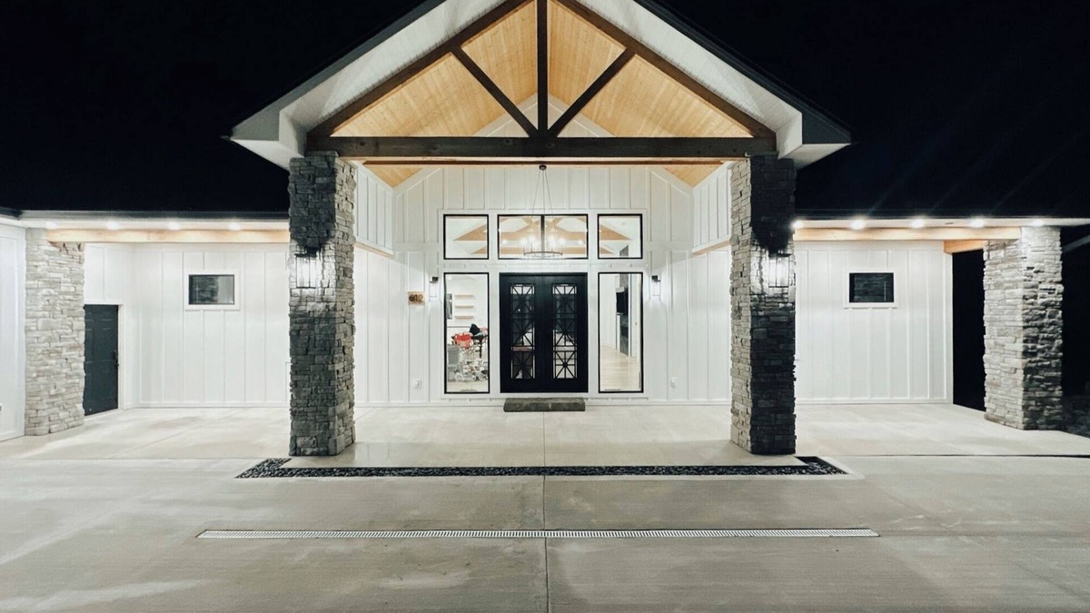 Jacksboro House | New LUXURY LAKEFRONT home! Sleeps 17 w/private baths,bunks,games,dock,parking!