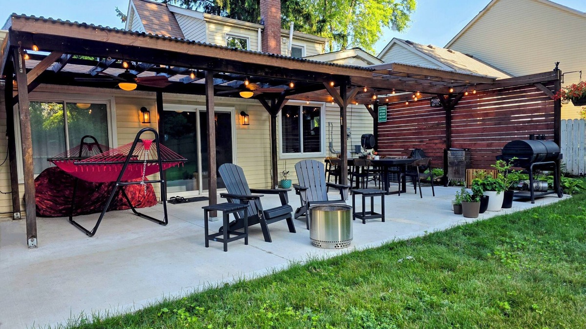 Troy House | NEW! Luxury Outdoor Escape. Hammock Firepit BBQ 2 Full Baths