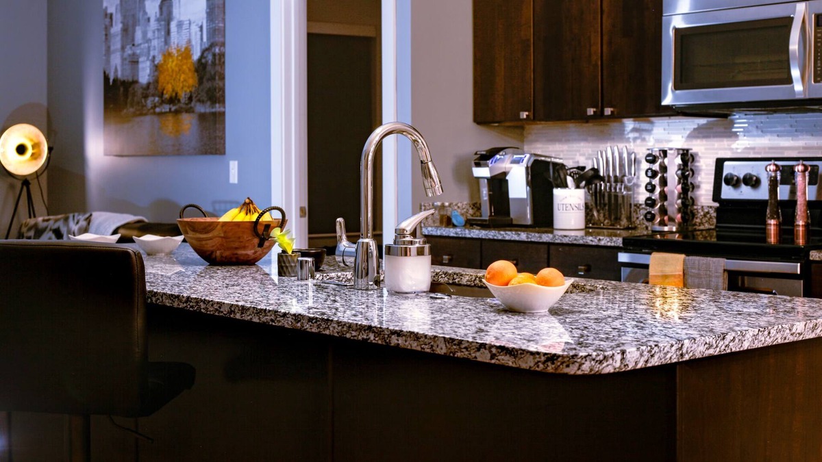 Newport House | *NEW!* Luxury Riverfront King Bed Apt Newport KY