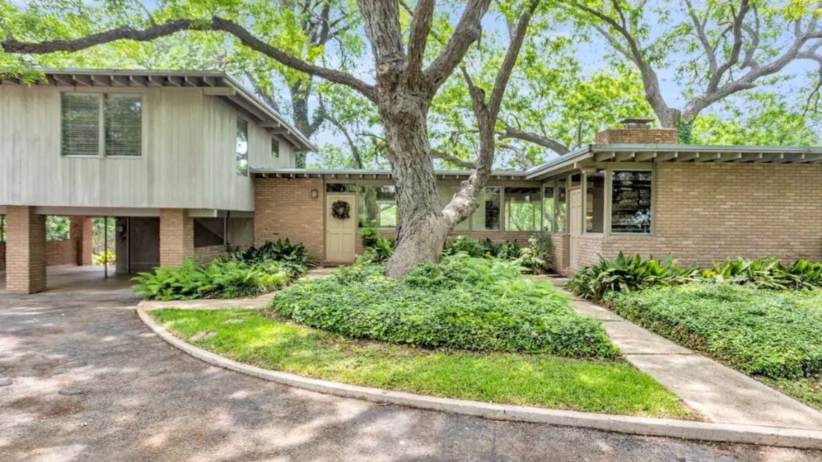 Seguin House | New! Luxury Riverfront Oasis with Gorgeous Oaks and Ping Pong Table!