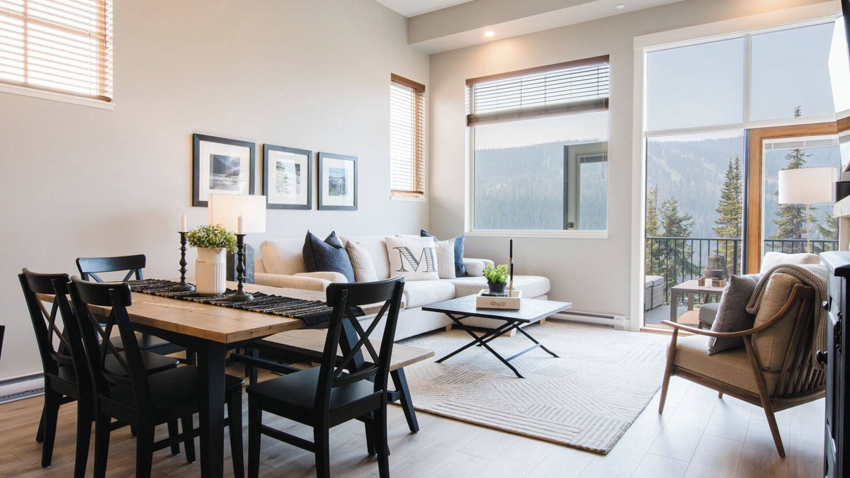 Sun Peaks House | New! Luxury Top Floor Unit Ski-In/Ski-Out, Private Hot Tub and Mountain Views!
