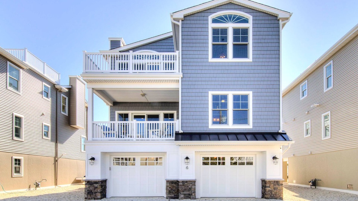 South Beach Haven House | NEW LUXURY HOME, 2 houses from BEACH,5 Bedroom,Sleeps 12,Heated POOL, Game Room