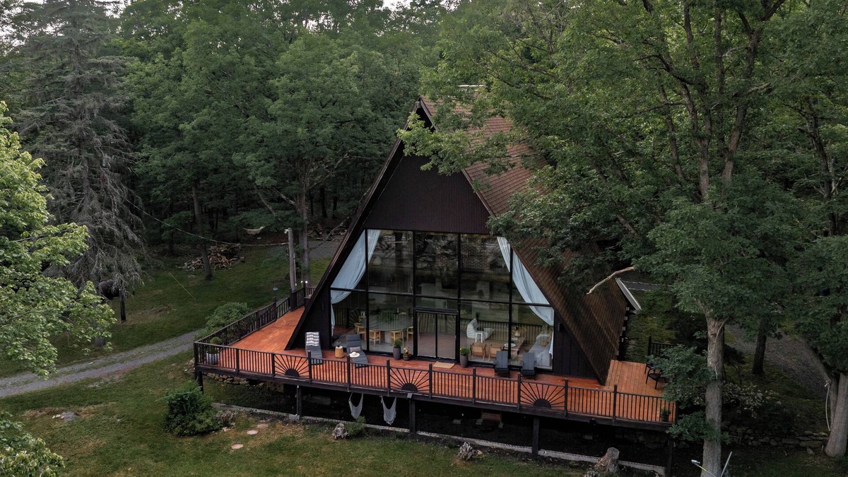 Jim Thorpe Cabin | *NEW* Luxury Designer A-Frame W/Cedar Hot tub